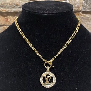Luxurious Gold designer Pendant Necklace with Crystal Accents